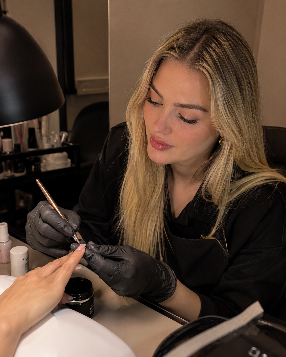 Nail Designer trabalhando em um estúdio sofisticado
